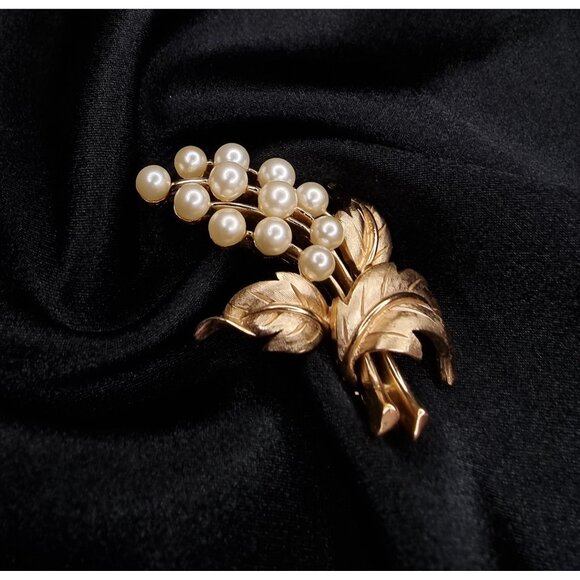 Vintage 1960s Trifari Signed Gold-Tone Brooch With Faux Pearl Floral Design - Picture 3 of 5